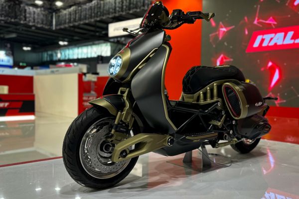 italjet-roadster-eicma-0301534693-39BC-2B61-D06A-8DF593F7437F.jpg